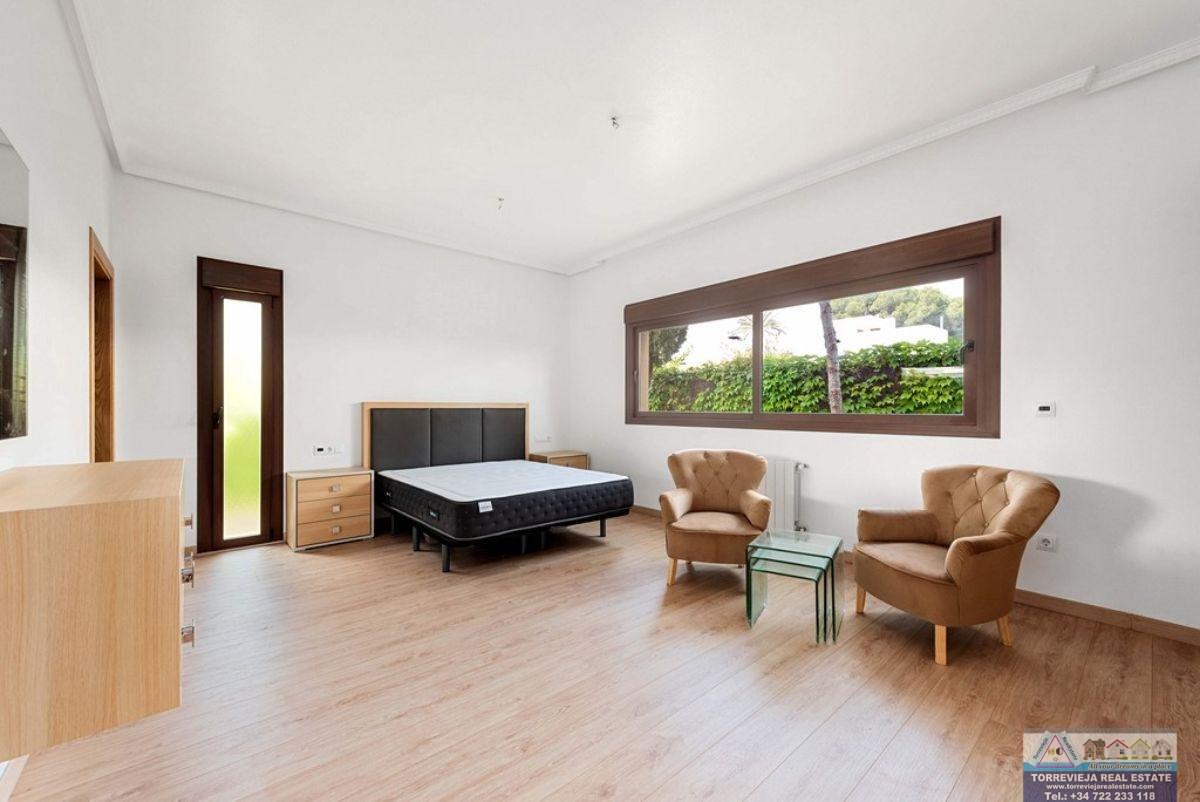 For sale of villa in Orihuela Costa