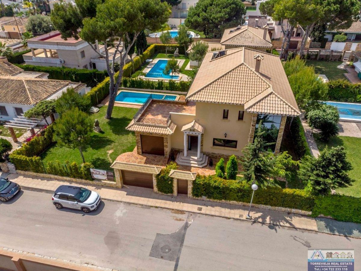 For sale of villa in Orihuela Costa