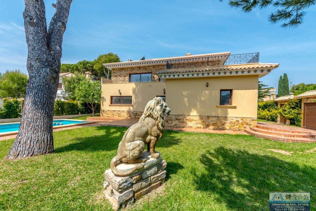 For sale of villa in Orihuela Costa