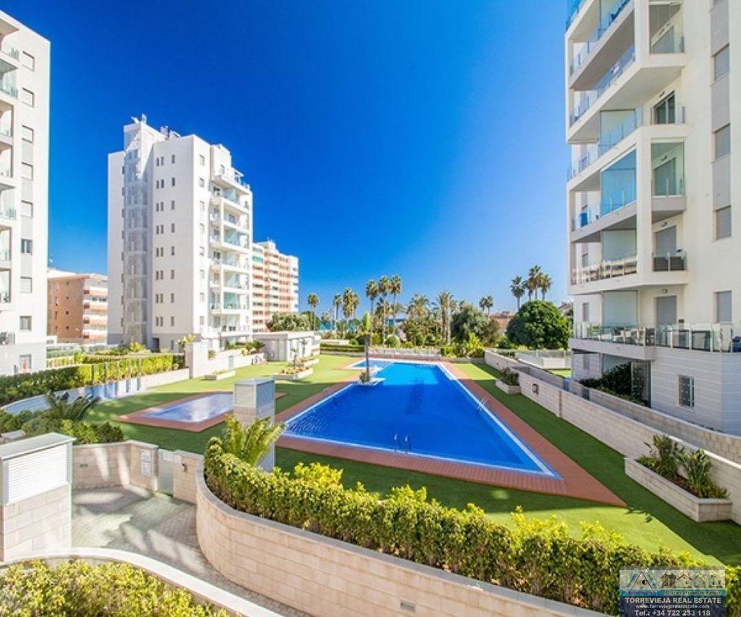Myynti
 from
 huoneisto
 sisään

 Torrevieja