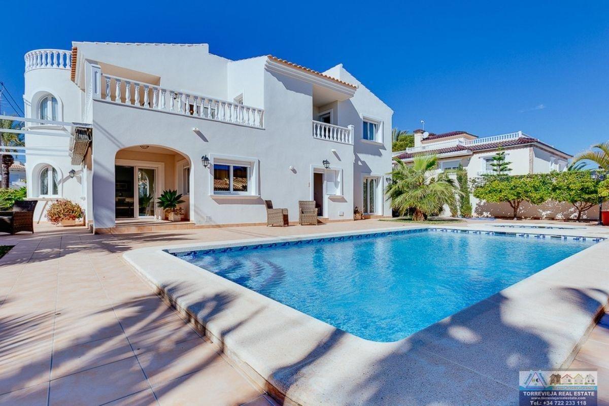For sale of villa in Orihuela Costa