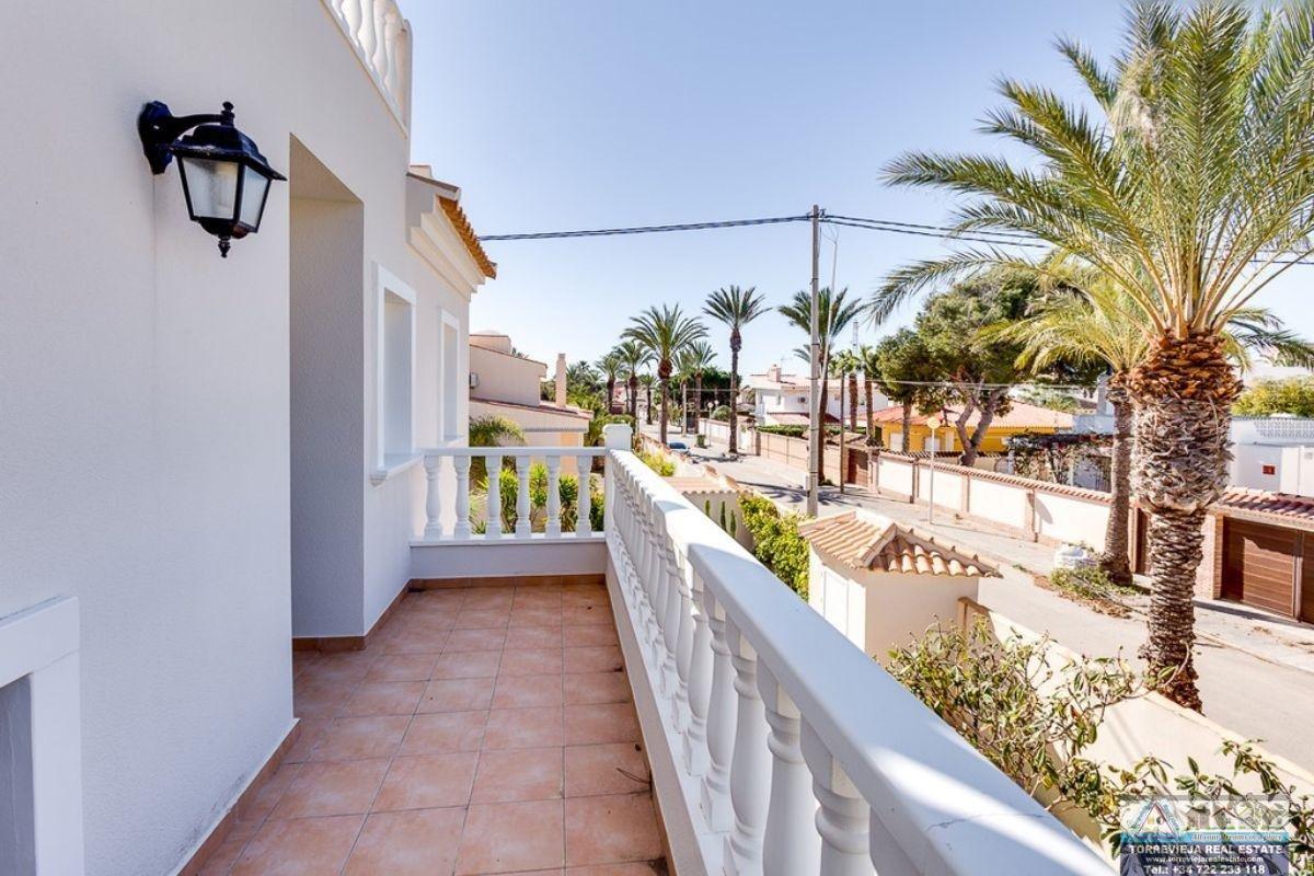 For sale of villa in Orihuela Costa