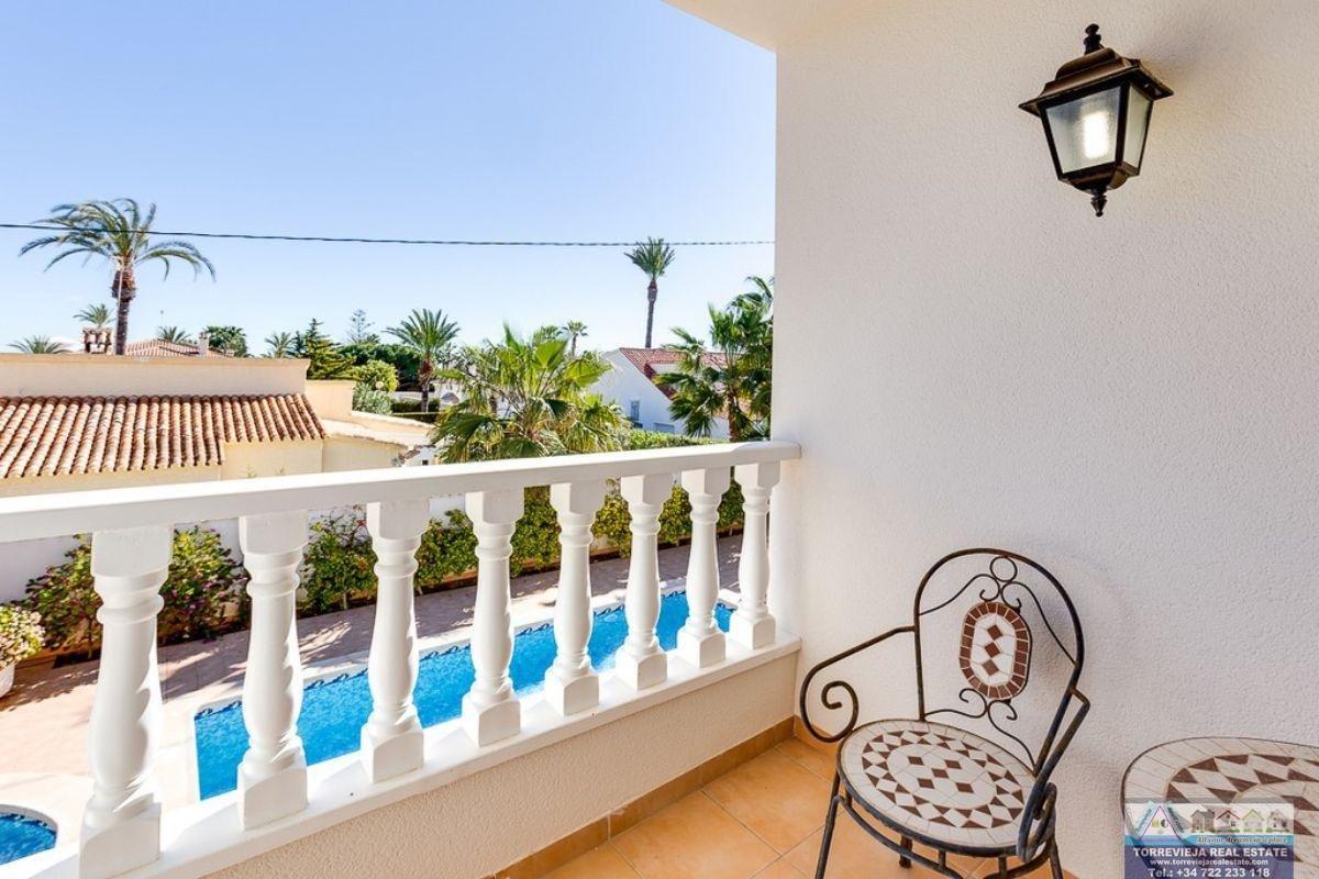 For sale of villa in Orihuela Costa