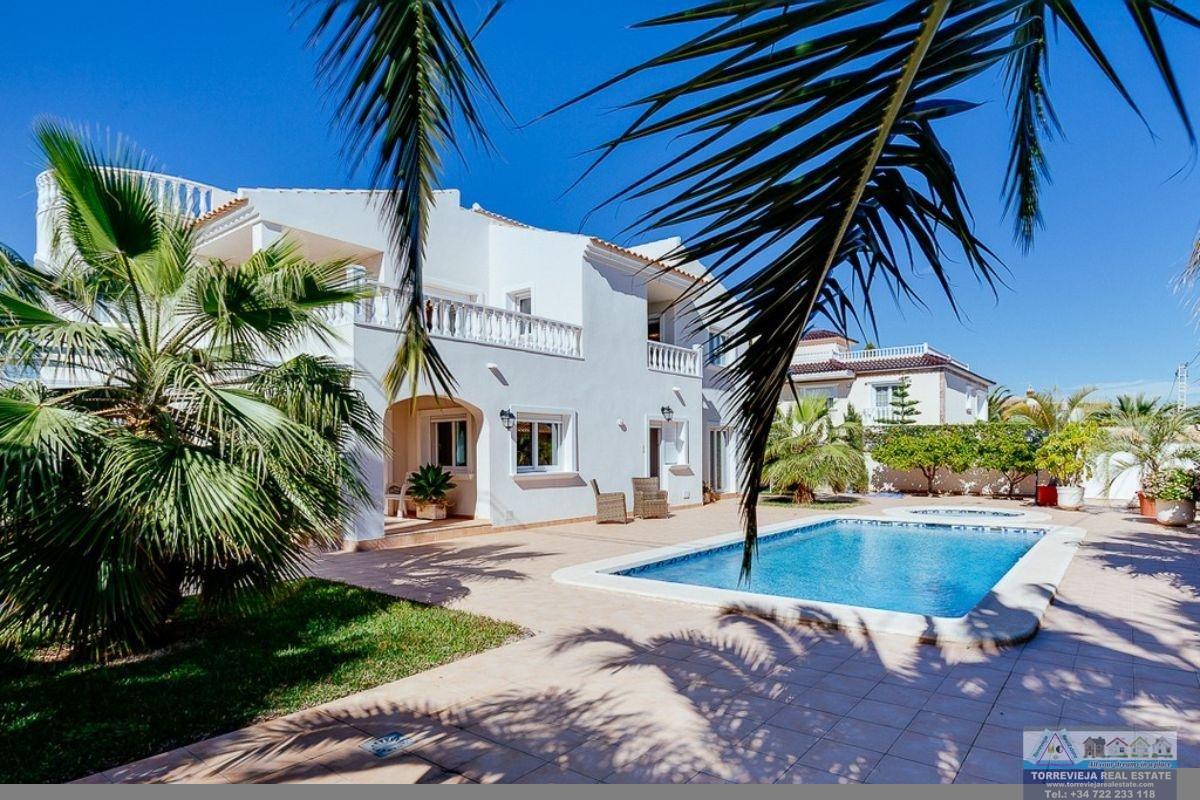 For sale of villa in Orihuela Costa