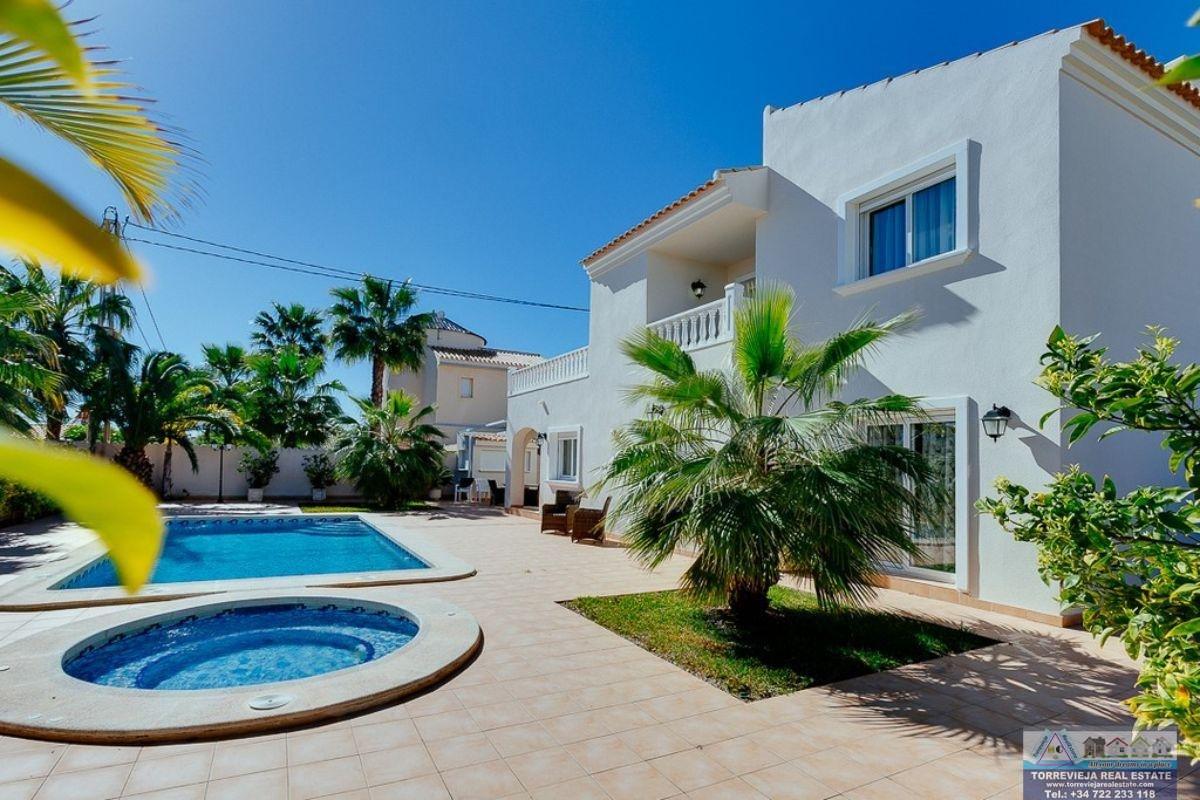 For sale of villa in Orihuela Costa