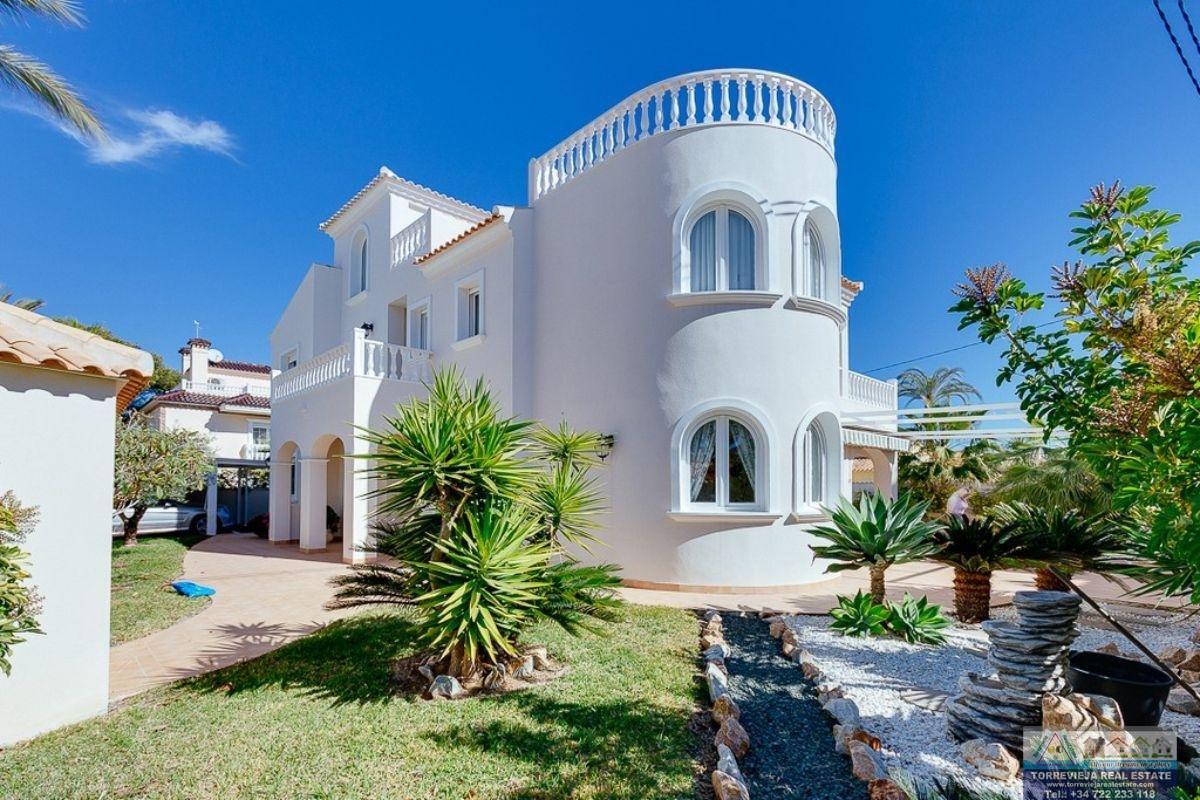 For sale of villa in Orihuela Costa