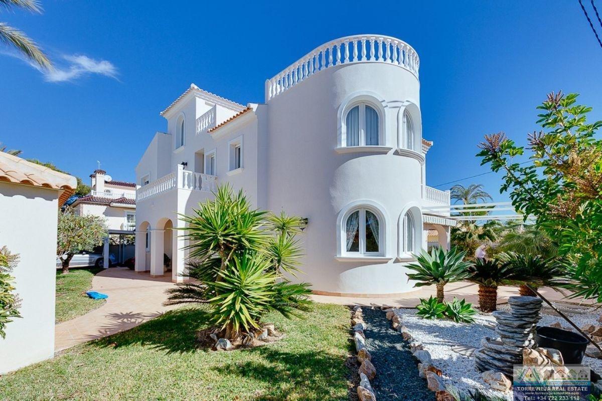 For sale of villa in Orihuela Costa