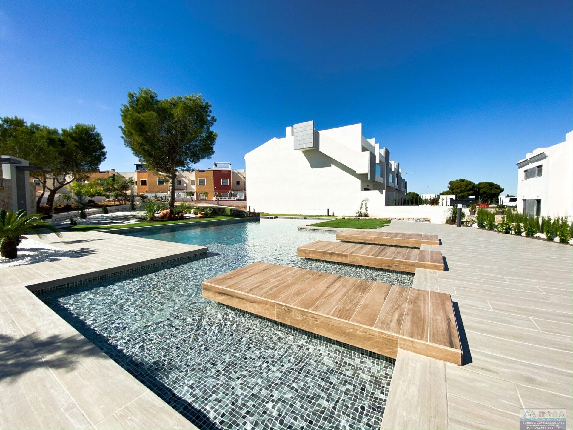 Myynti
 from
 huoneisto
 sisään

 Torrevieja