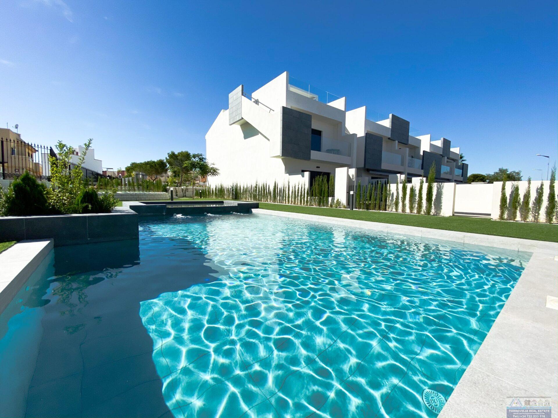 Myynti
 from
 huoneisto
 sisään

 Torrevieja