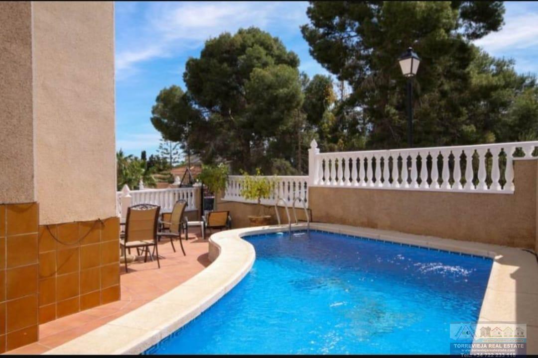 Köp av chalet i Orihuela Costa