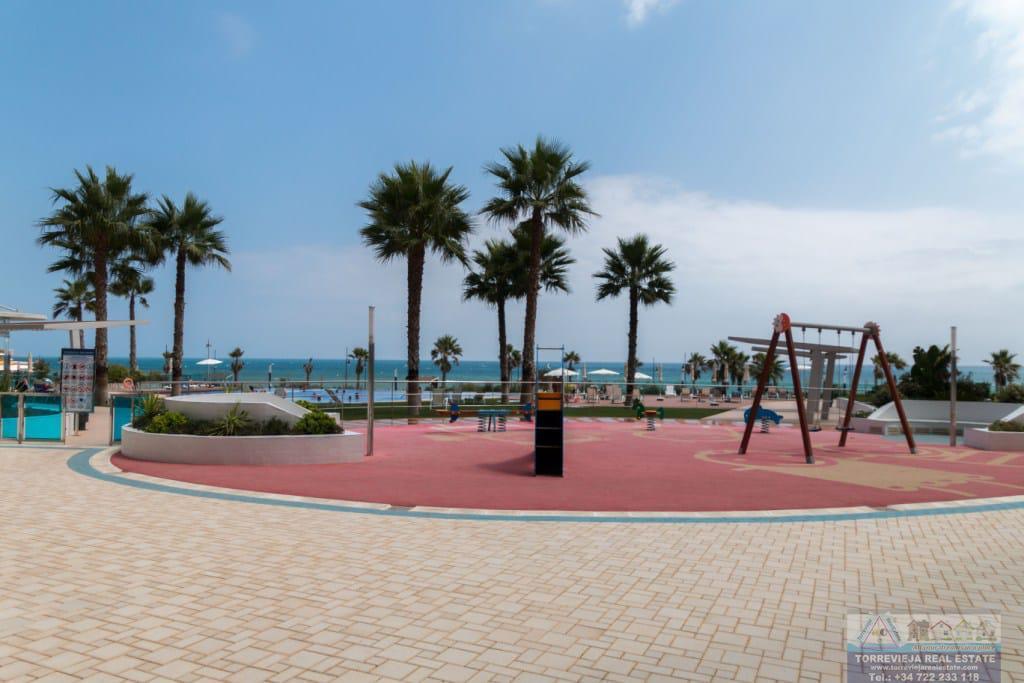 Myynti
 from
 huoneisto
 sisään

 Torrevieja
