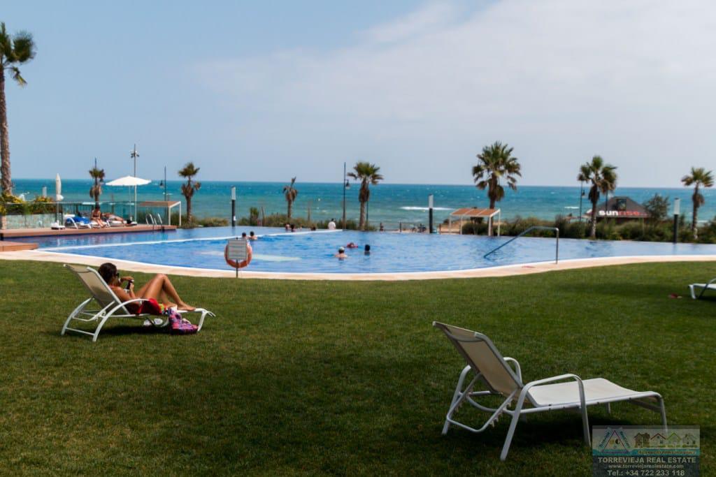 Myynti
 from
 huoneisto
 sisään

 Torrevieja