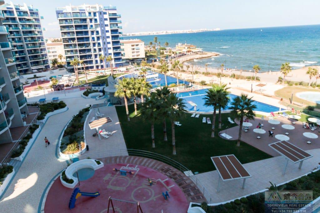 Myynti
 from
 huoneisto
 sisään

 Torrevieja