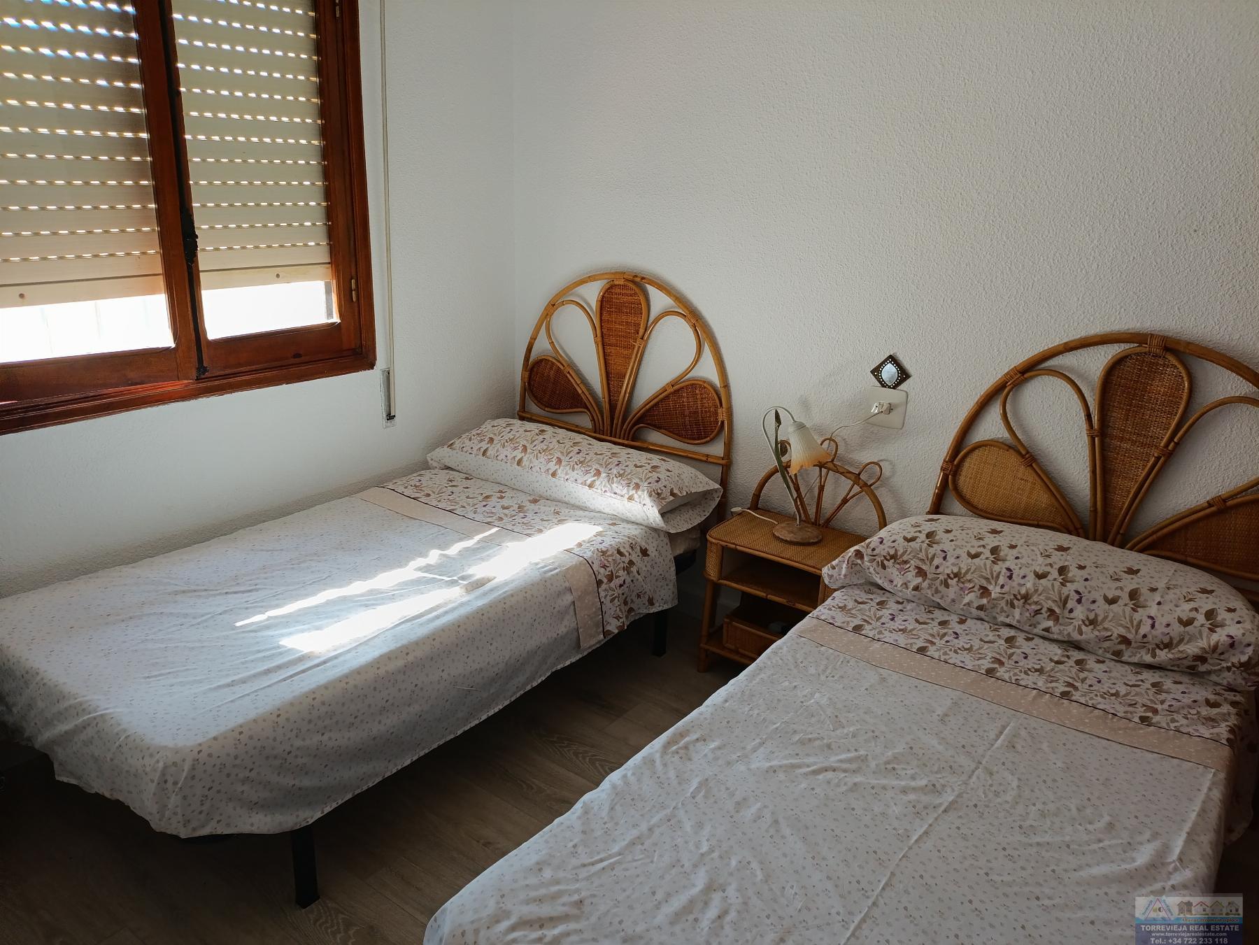 Myynti
 from
 pieni huvila
 sisään

 Torrevieja