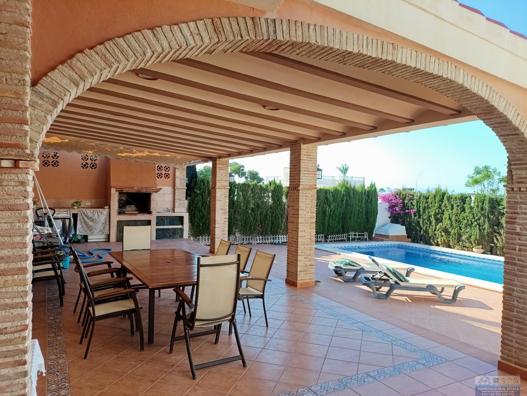 Myynti
 from
 pieni huvila
 sisään

 Torrevieja
