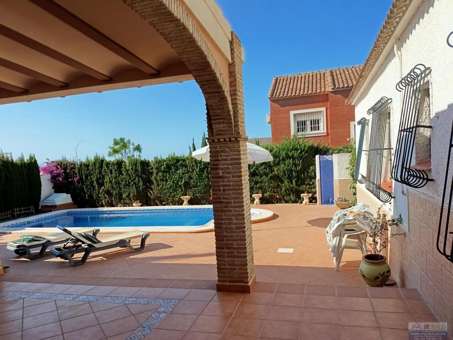 Myynti
 from
 pieni huvila
 sisään

 Torrevieja