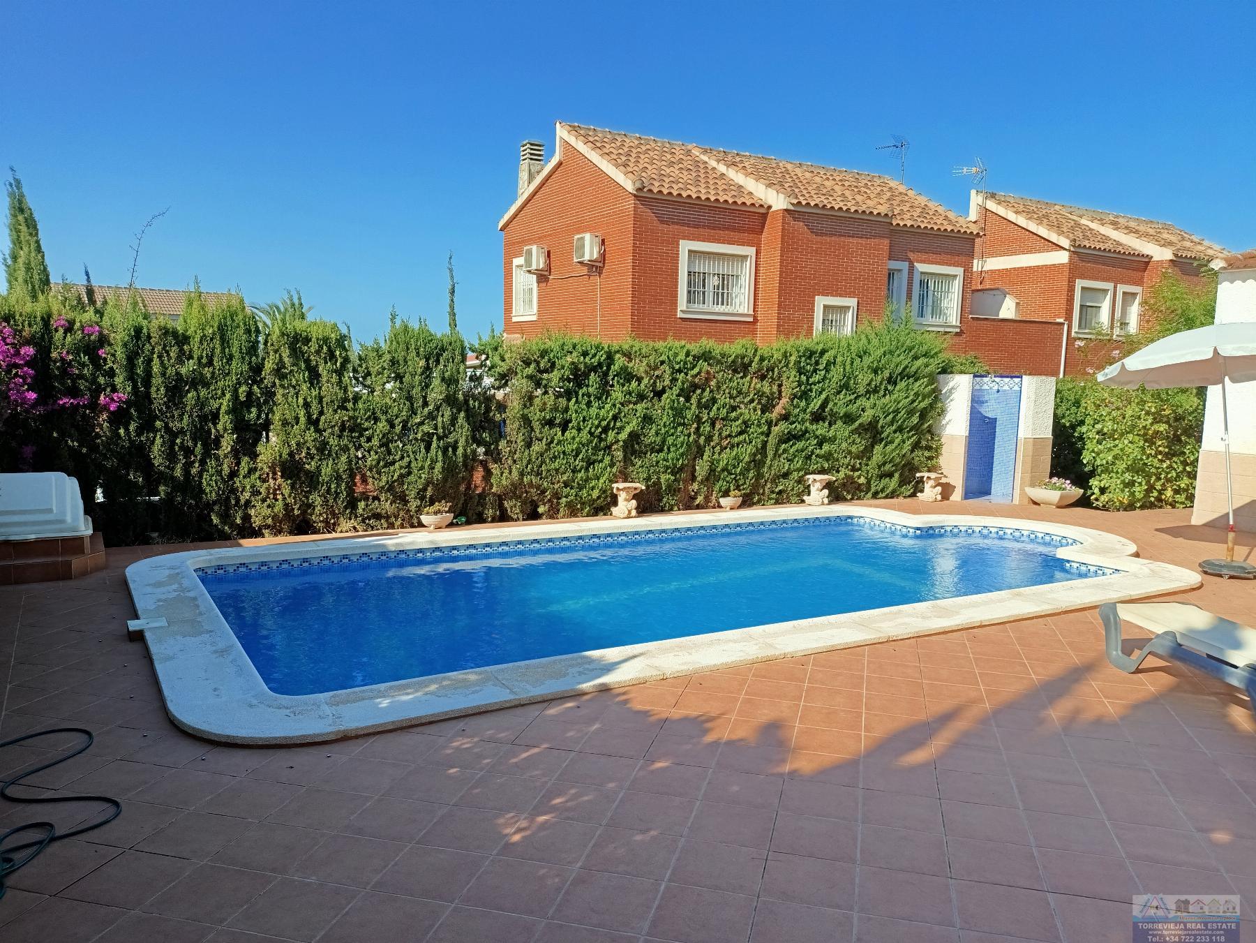 Myynti
 from
 pieni huvila
 sisään

 Torrevieja