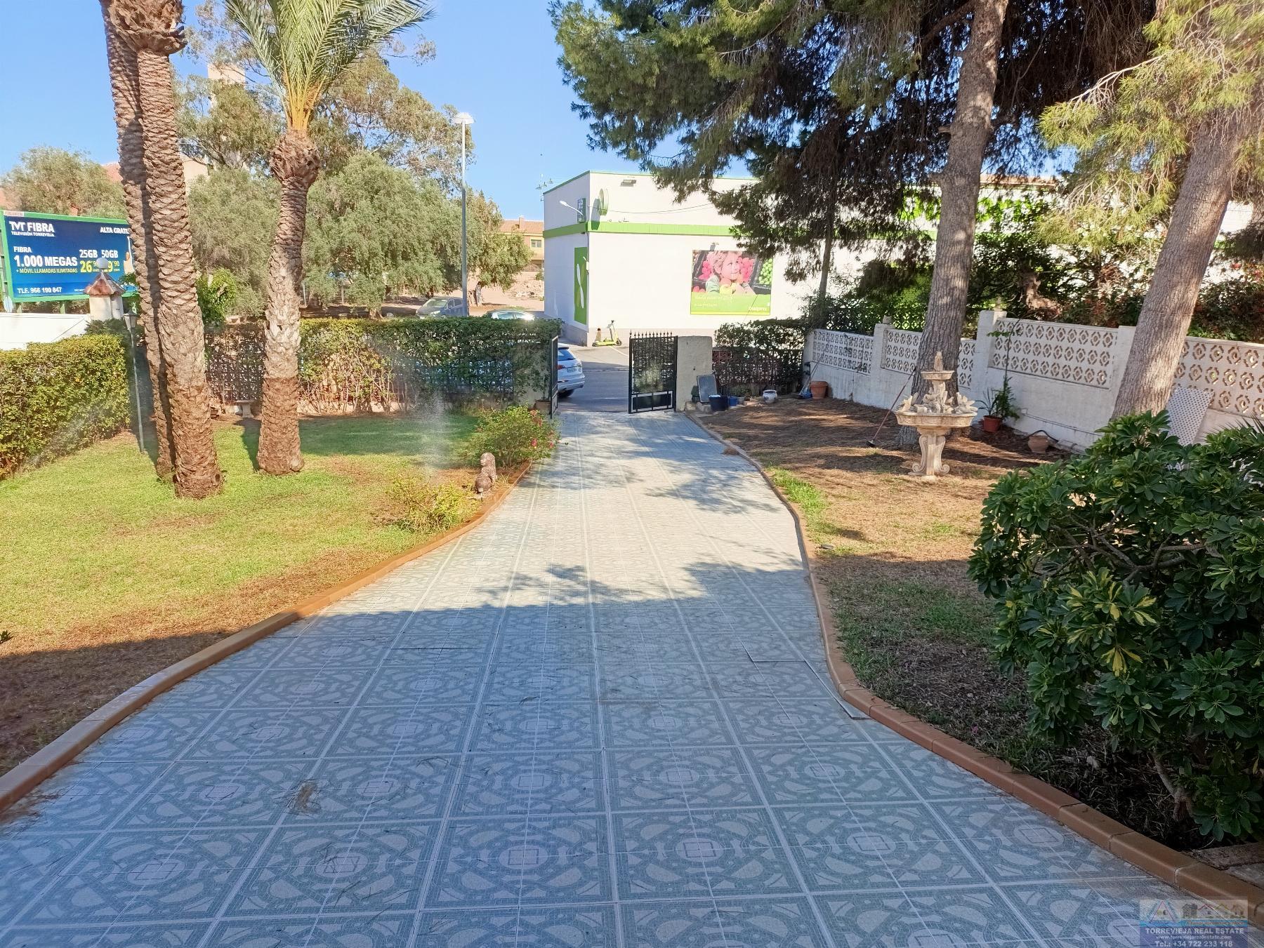 Myynti
 from
 pieni huvila
 sisään

 Torrevieja