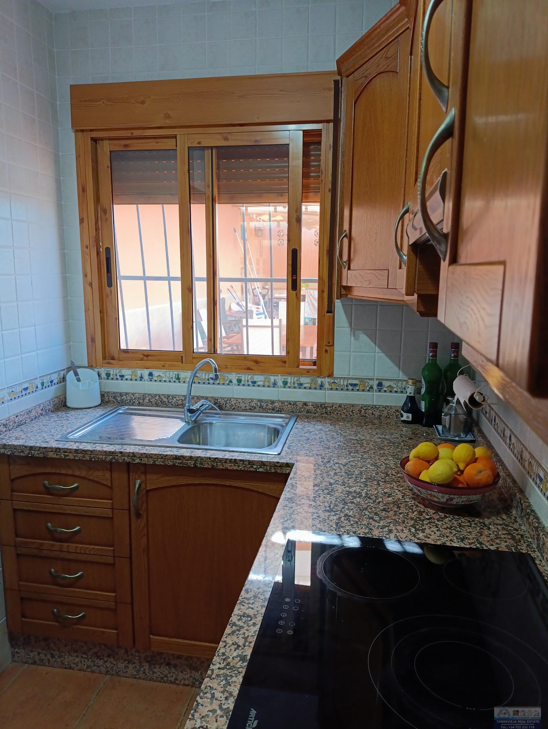 Myynti
 from
 pieni huvila
 sisään

 Torrevieja