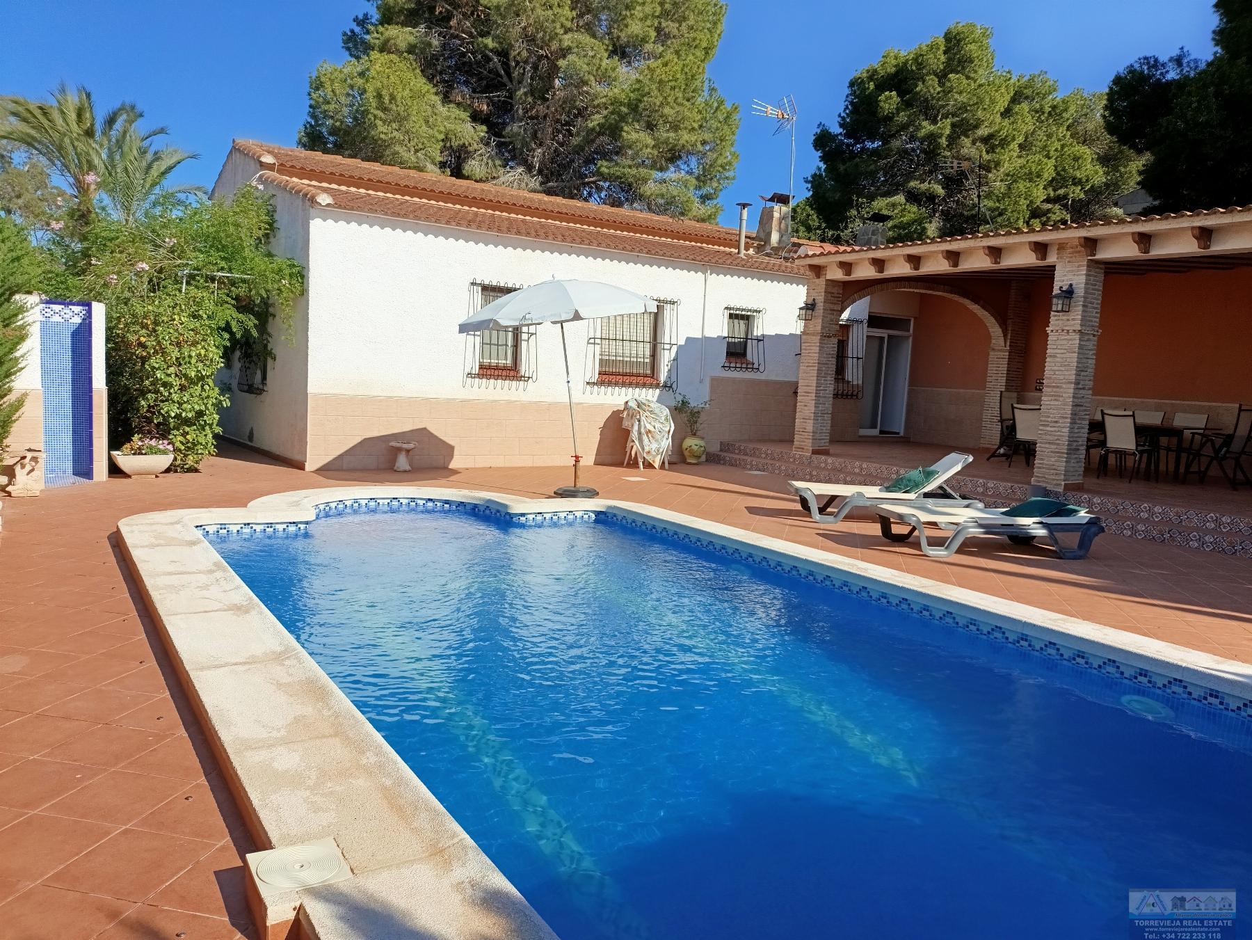Myynti
 from
 pieni huvila
 sisään

 Torrevieja