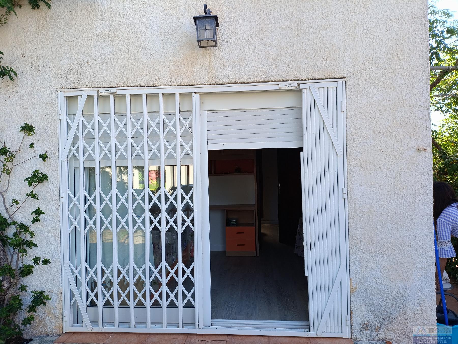 Myynti
 from
 pieni huvila
 sisään

 Torrevieja