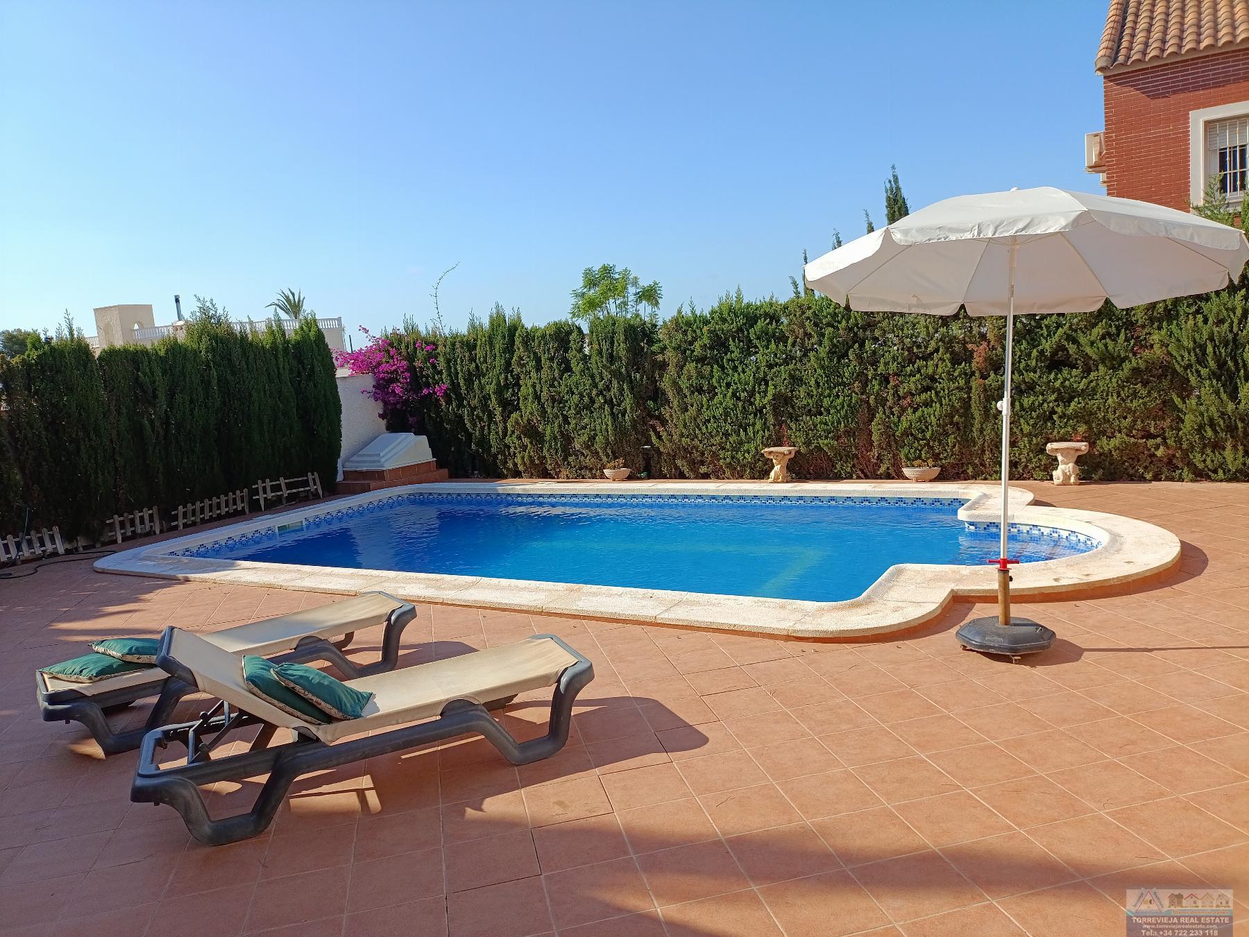 Myynti
 from
 pieni huvila
 sisään

 Torrevieja