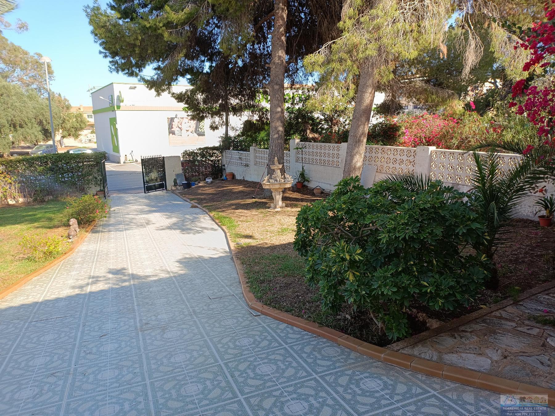 Myynti
 from
 pieni huvila
 sisään

 Torrevieja