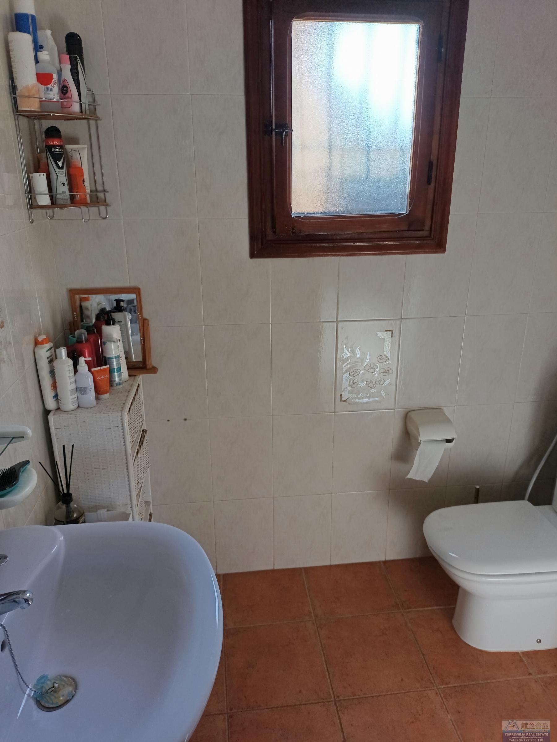 Myynti
 from
 pieni huvila
 sisään

 Torrevieja