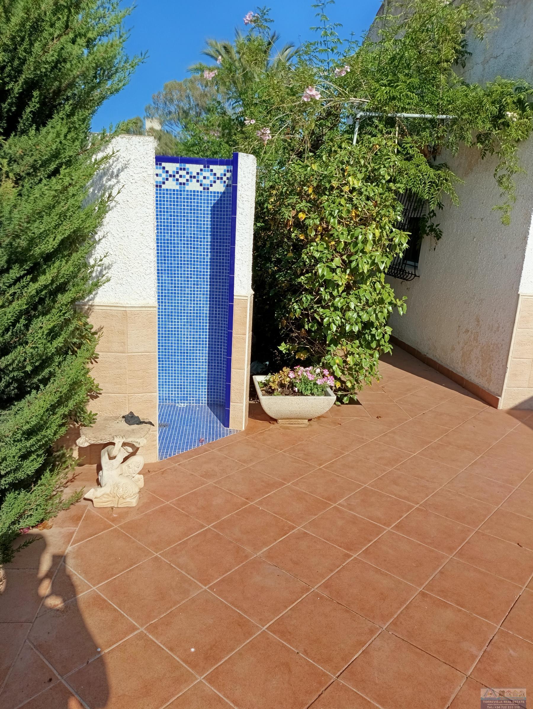 Myynti
 from
 pieni huvila
 sisään

 Torrevieja