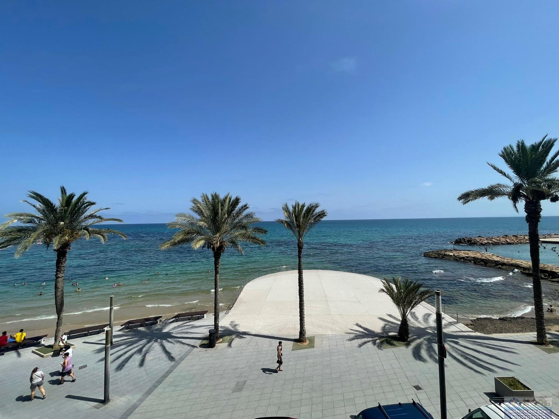 Myynti
 from
 huoneisto
 sisään

 Torrevieja