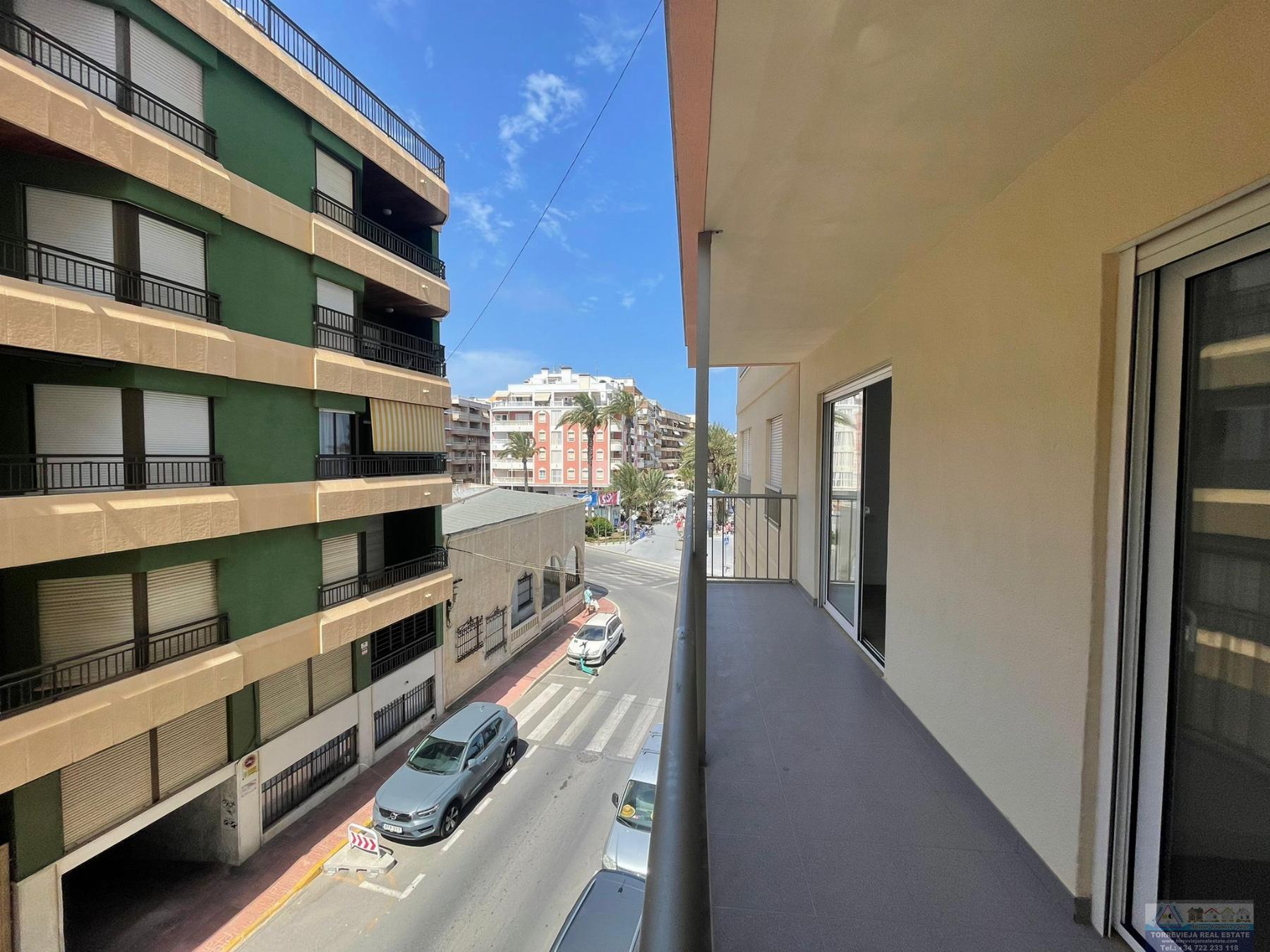 Myynti
 from
 huoneisto
 sisään

 Torrevieja