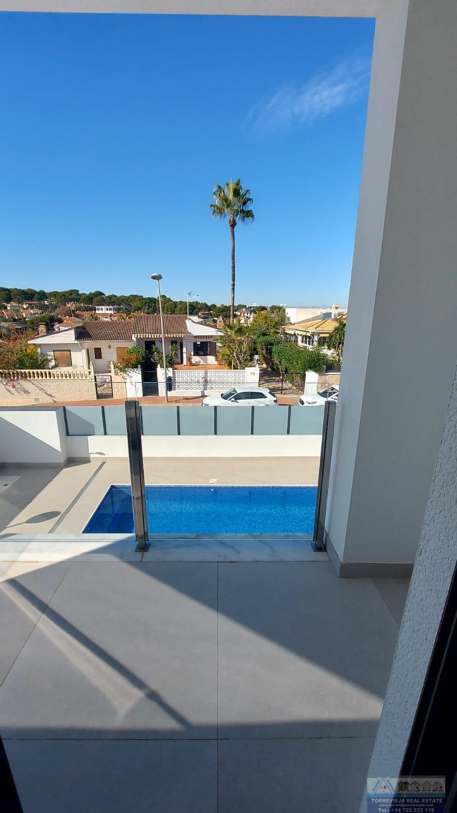 For sale of chalet in Torrevieja