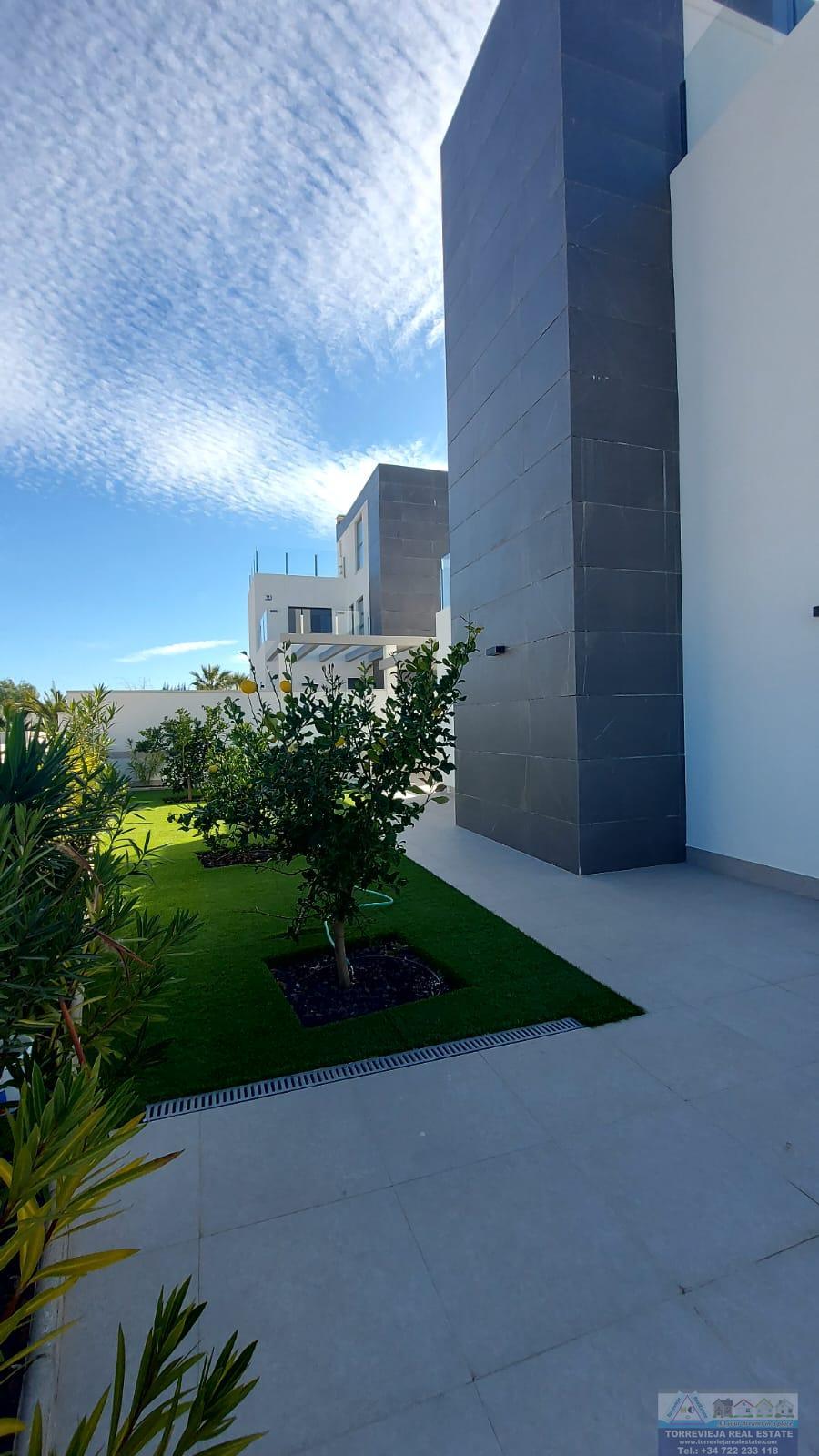 For sale of chalet in Torrevieja
