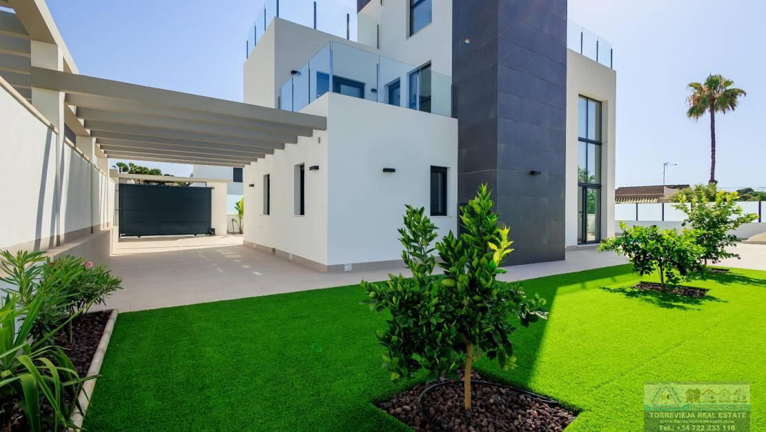 For sale of chalet in Torrevieja
