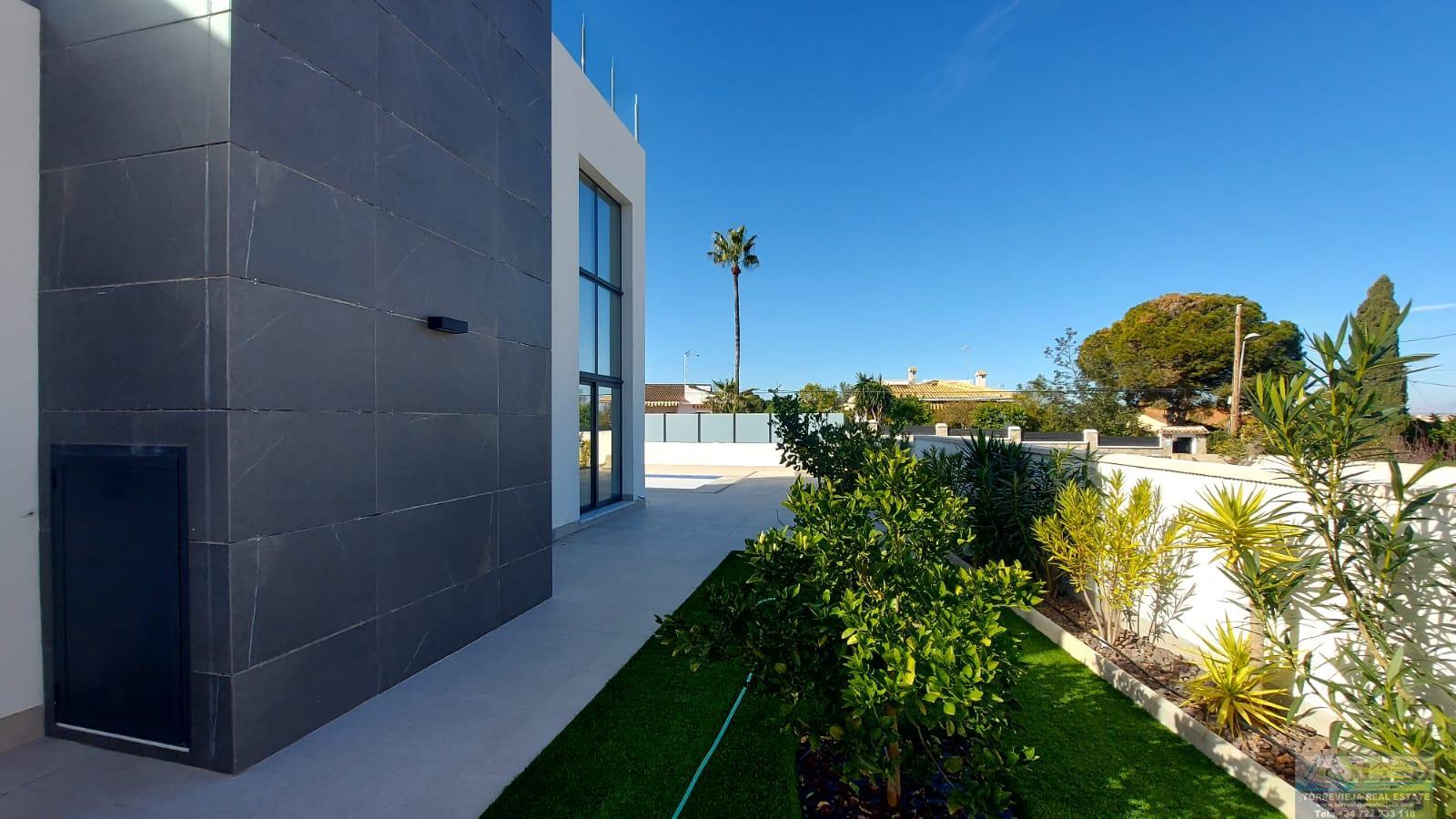 For sale of chalet in Torrevieja