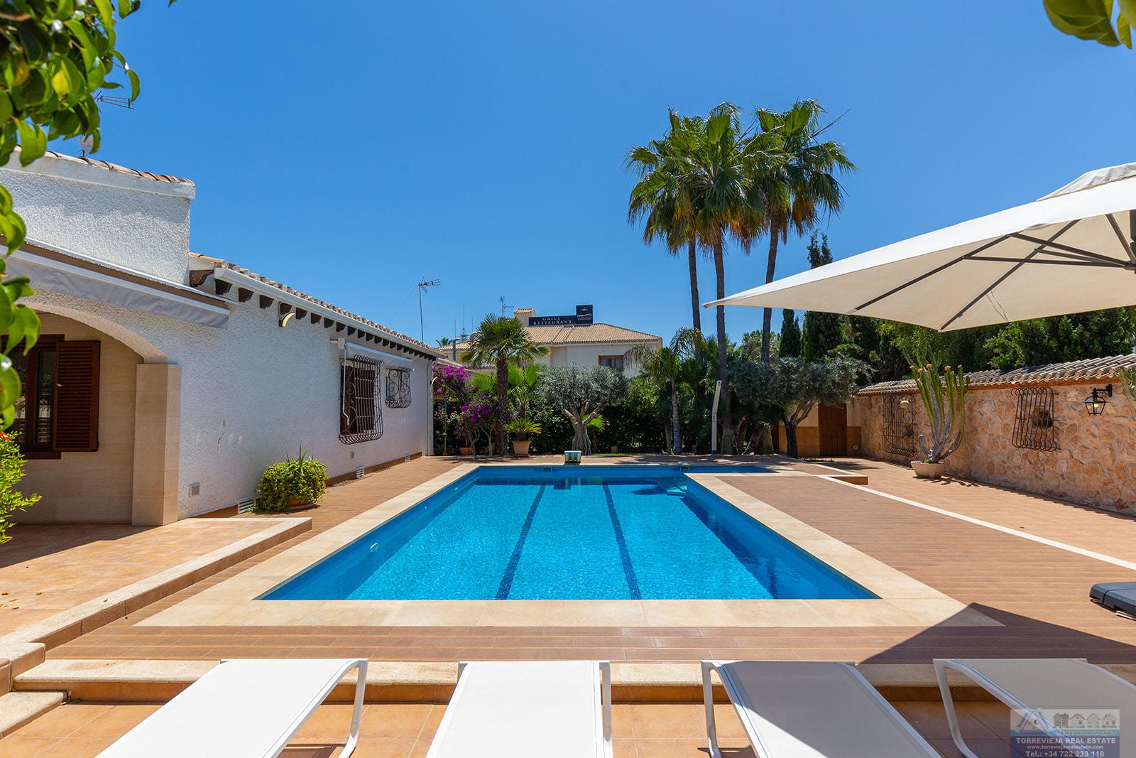 Venta de villa en Orihuela costa