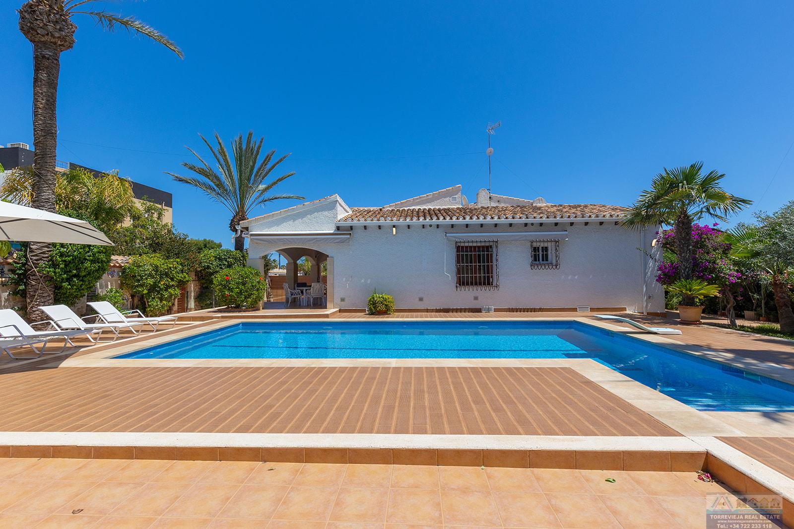 Venta de villa en Orihuela costa
