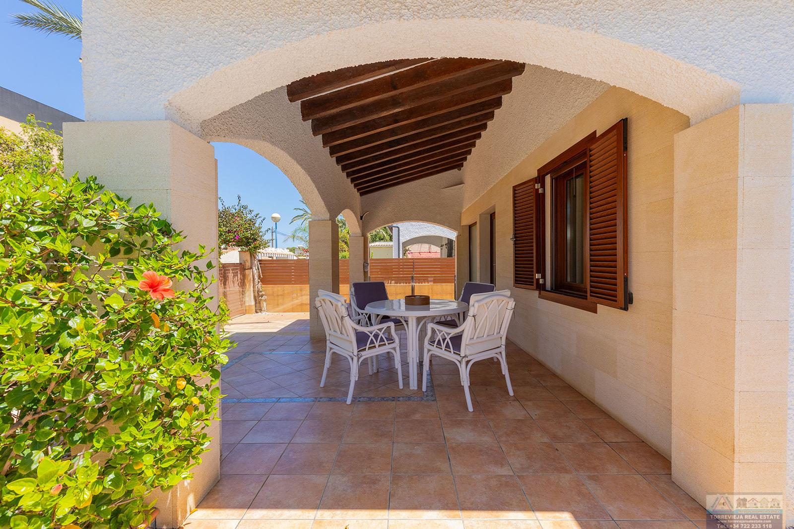 Venta de villa en Orihuela costa