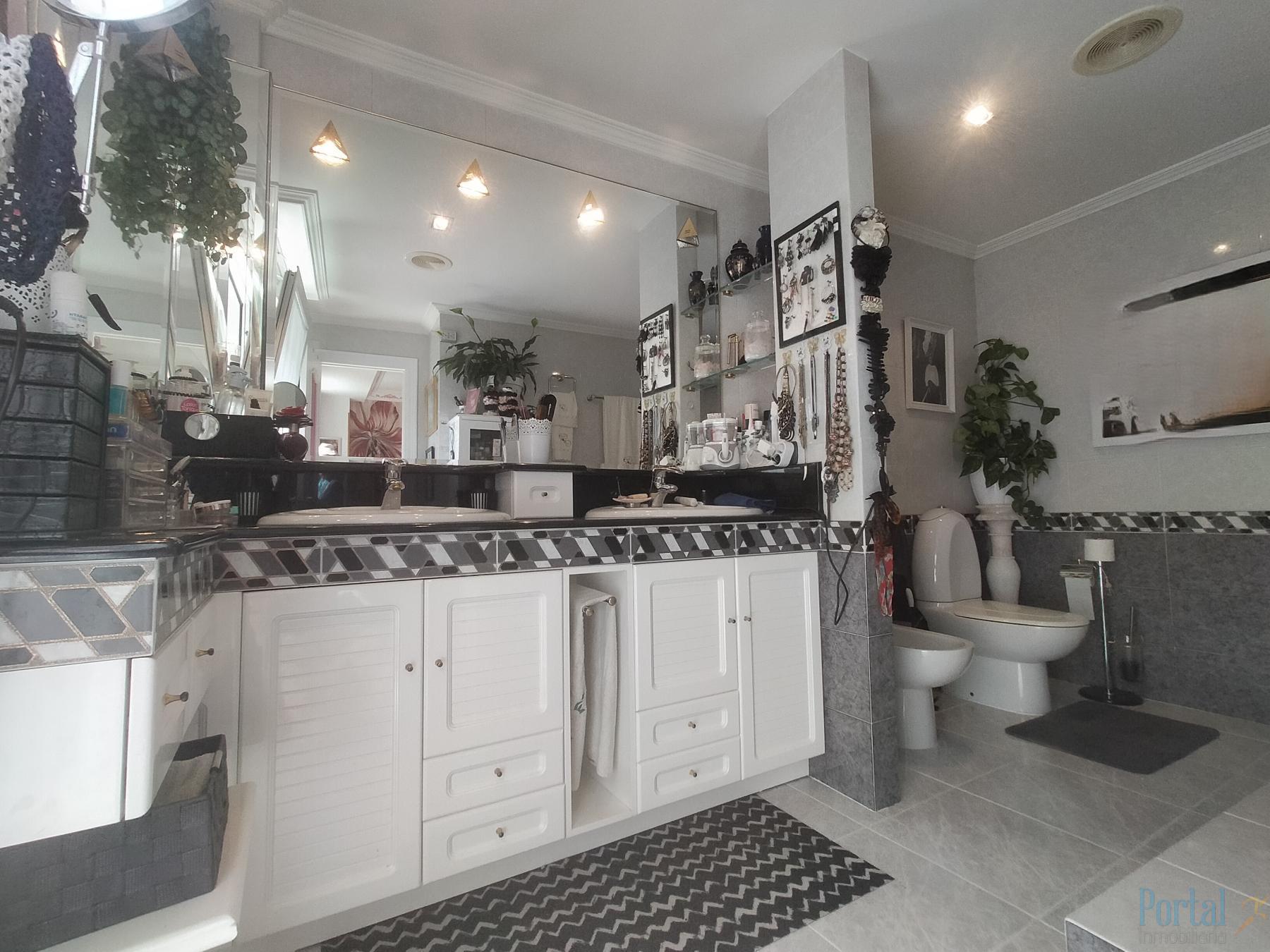 Suite bathroom