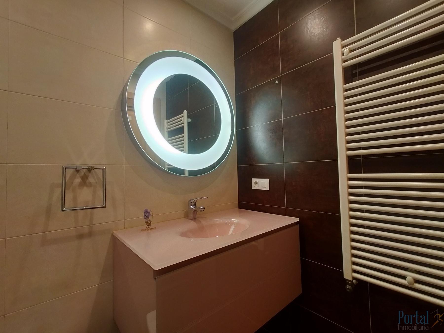 Suite bathroom
