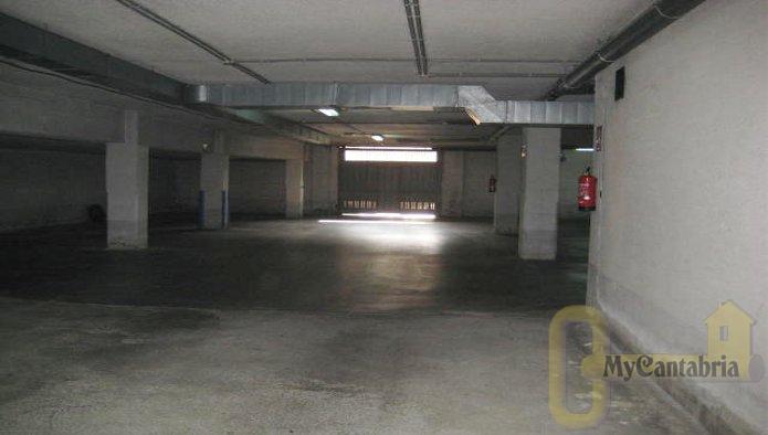 For sale of garage in Piélagos