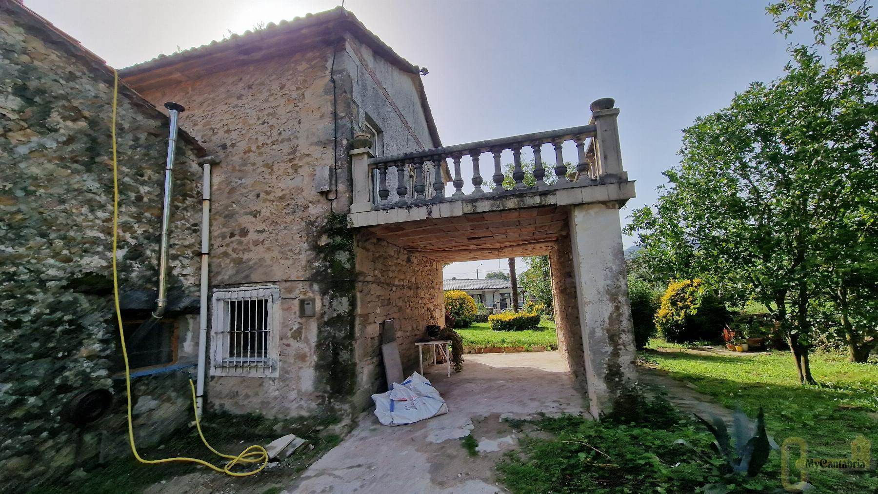 For sale of house in Santa María de Cayón