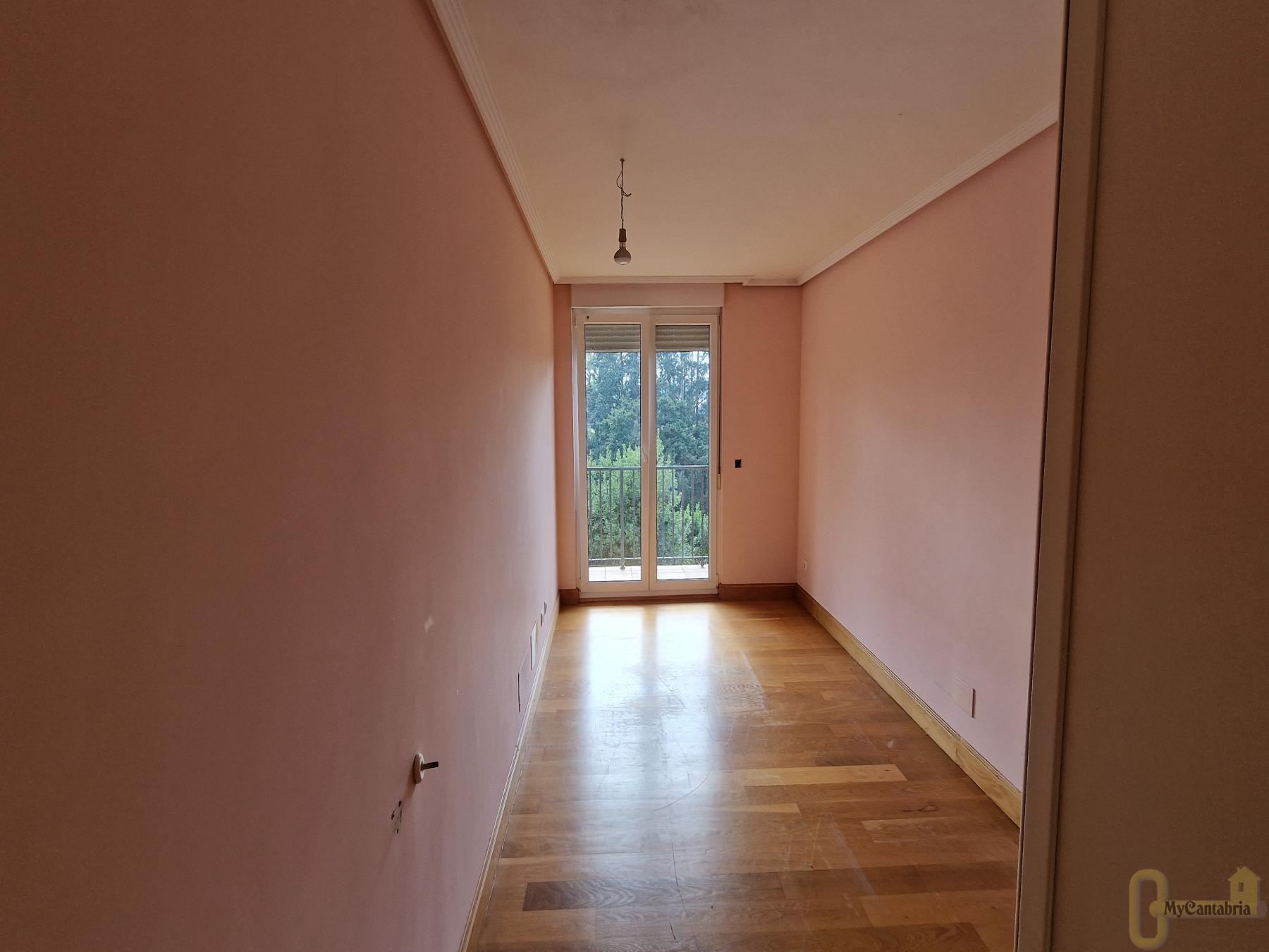 For sale of house in Piélagos