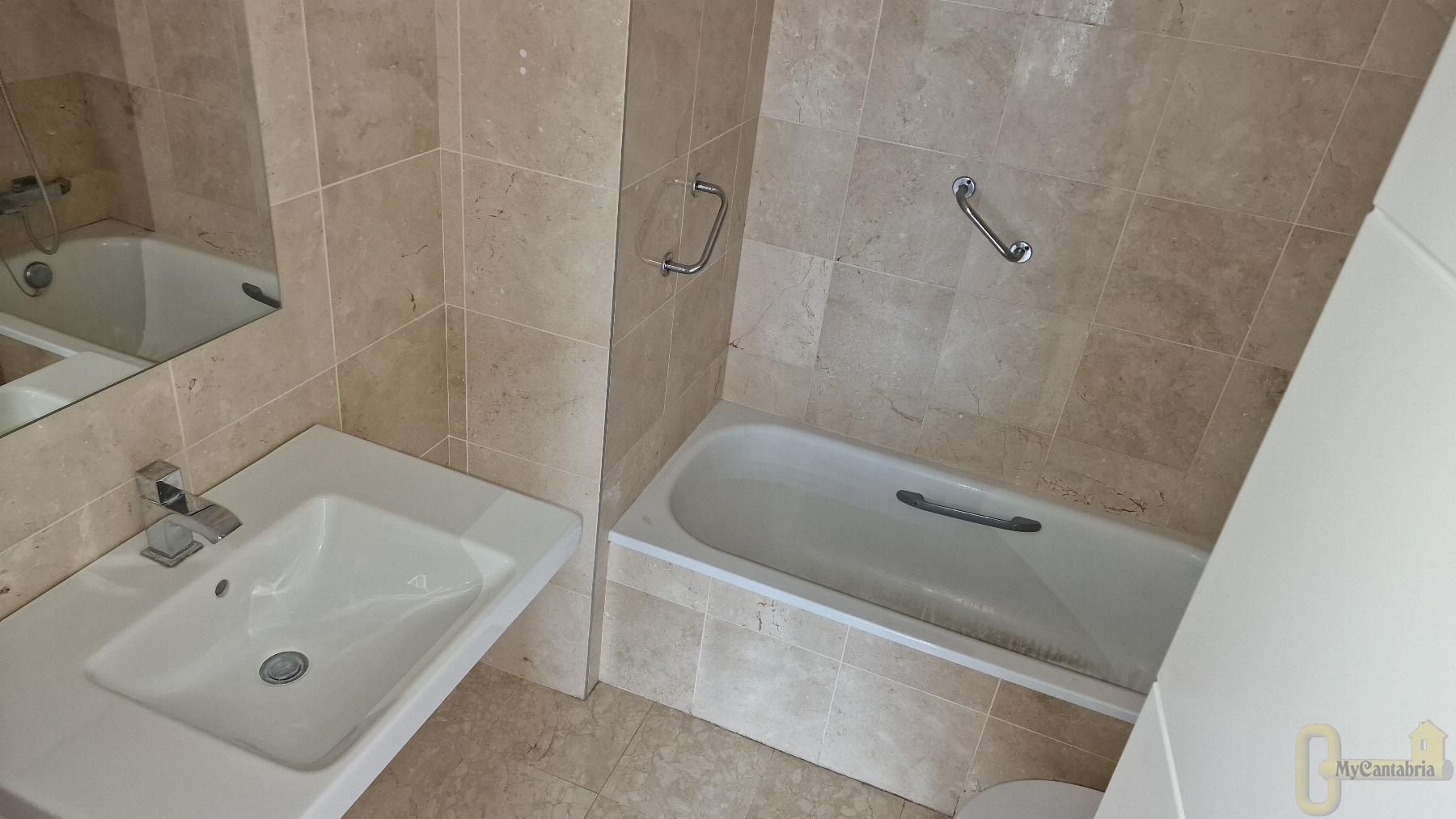 For sale of flat in Santa Cruz de Bezana