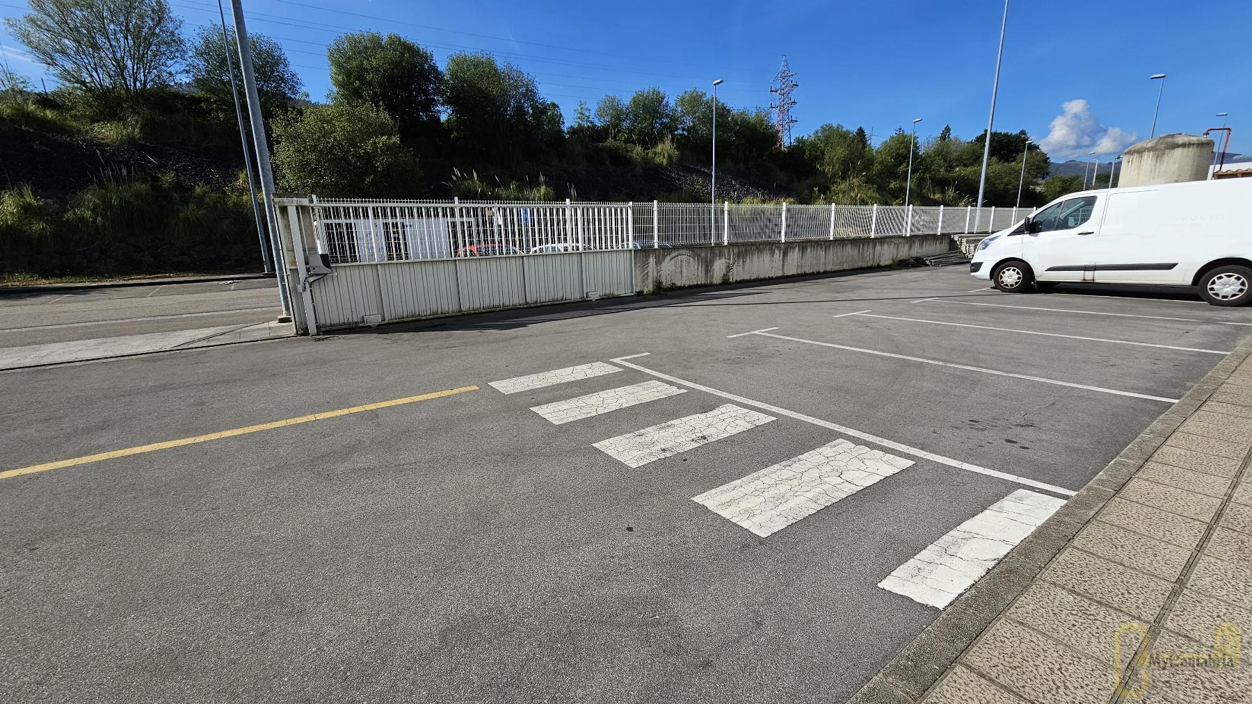 For rent of industrial plant/warehouse in Torrelavega
