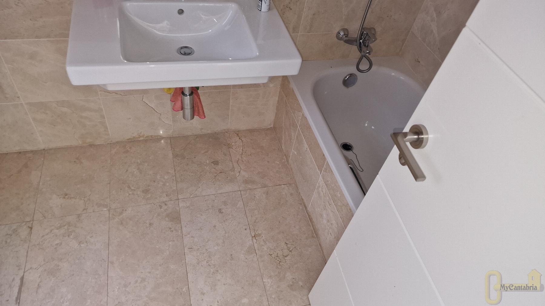 For sale of flat in Santa Cruz de Bezana