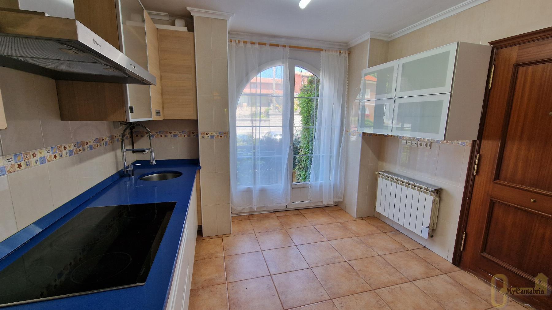 For sale of flat in Piélagos