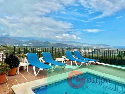 For sale of villa in Salobreña