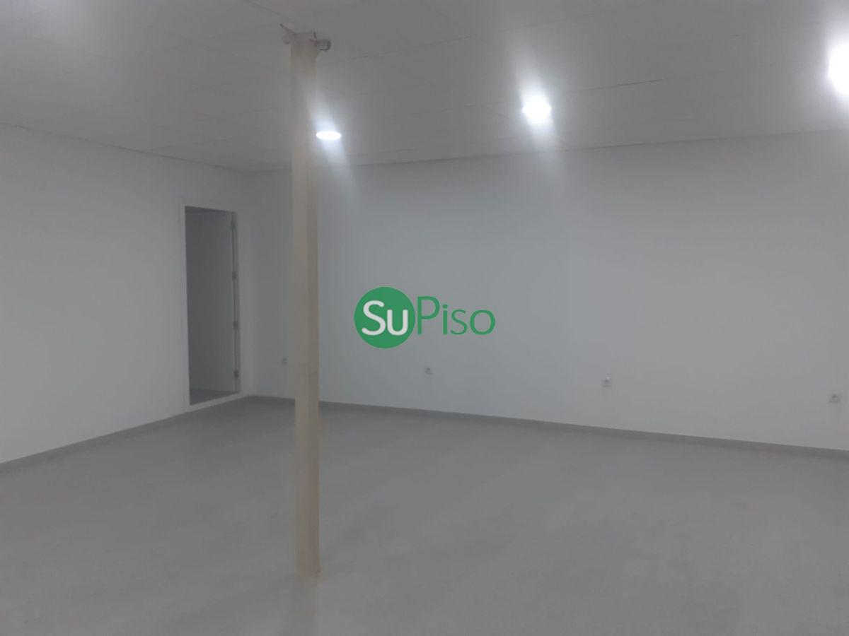 For rent of commercial in Recas