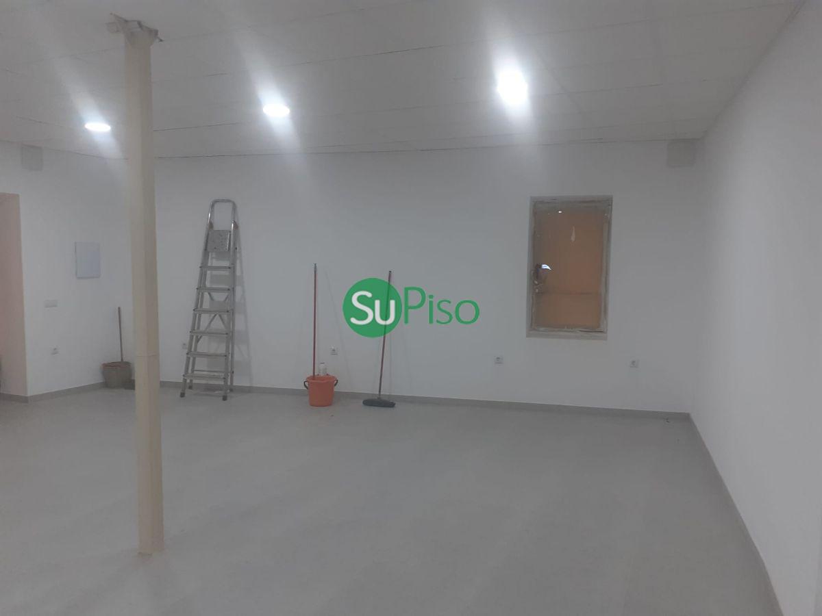 For rent of commercial in Recas